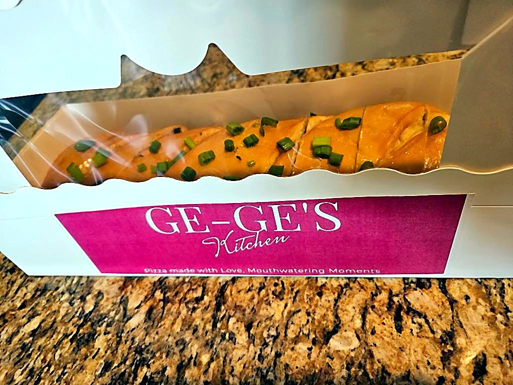 Garlic bread in a GE-GE Pizzeria box