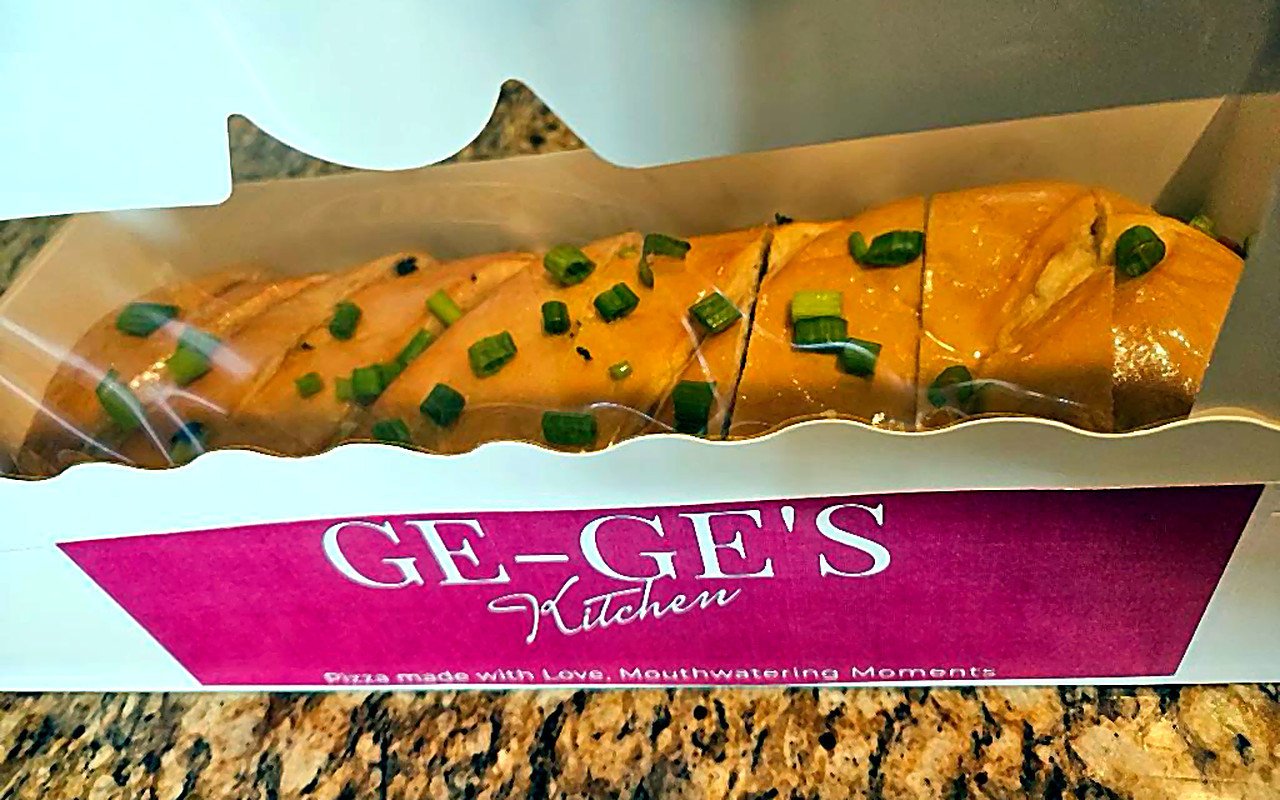 Garlic bread in a GE-GE Pizzeria box